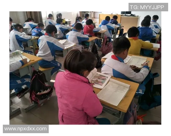 足球明星大型手办图片欣赏与收藏指南让你领略球场英雄的魅力与风采