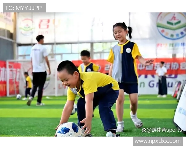 足球明星携萌娃接受采访展现家庭温馨瞬间与职业生涯的完美结合